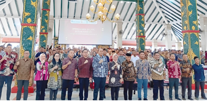 KERJA SAMA: Pimpinan Bank Jatim Cabang Kepanjen beserta Jajaran dan Bupati Malang (12/12)