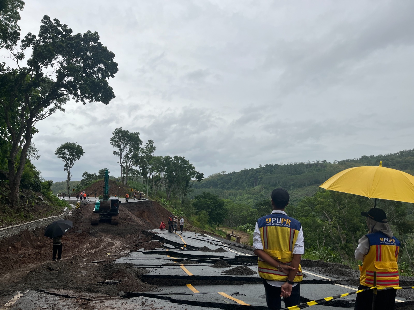 SAMBANG AKSES: Satuan Kerja Pelaksanaan Jalan Nasional (PJN)  Provinsi Jawa mendatangkan alat berat untuk pemadatan tanah di Kelok 9 Jalur Lingkar Selatan kemarin.