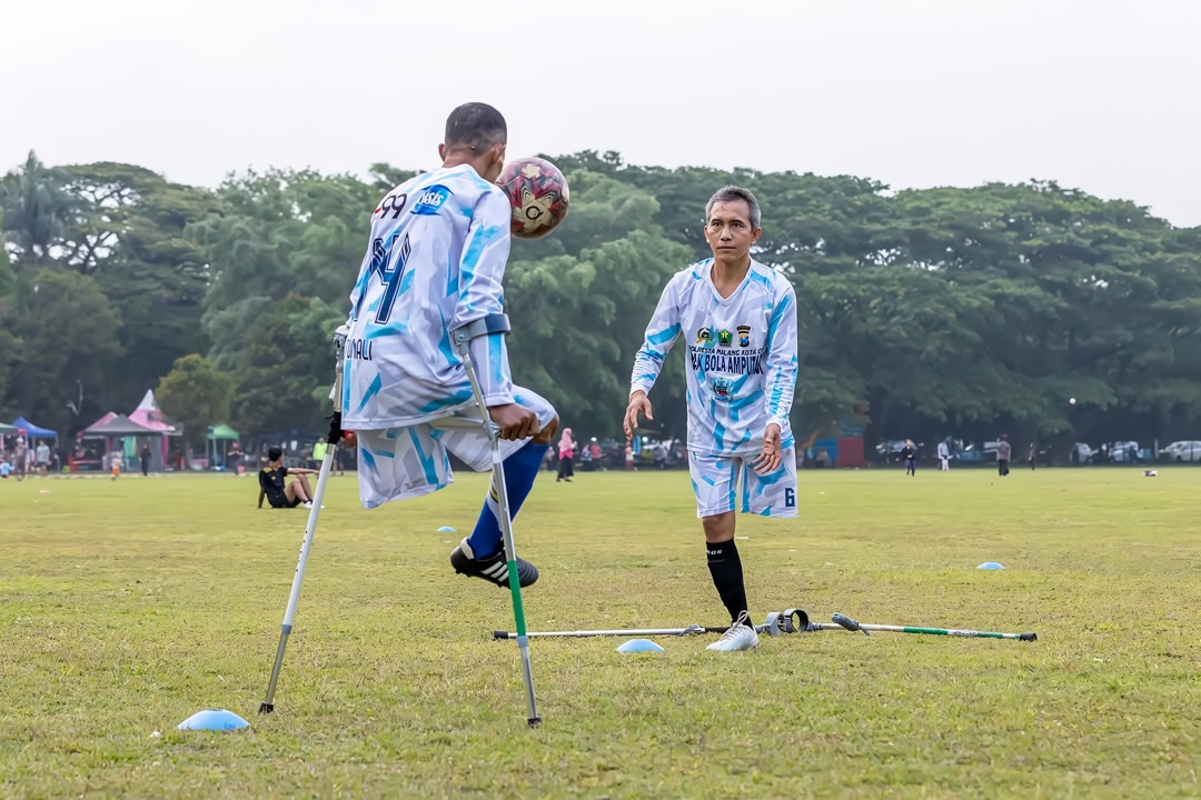 TARGET TINGGI: Dua pemain Persema Malang melakukan latihan teknik di Lapangan Rampal, Kota Malang, pekan lalu.
