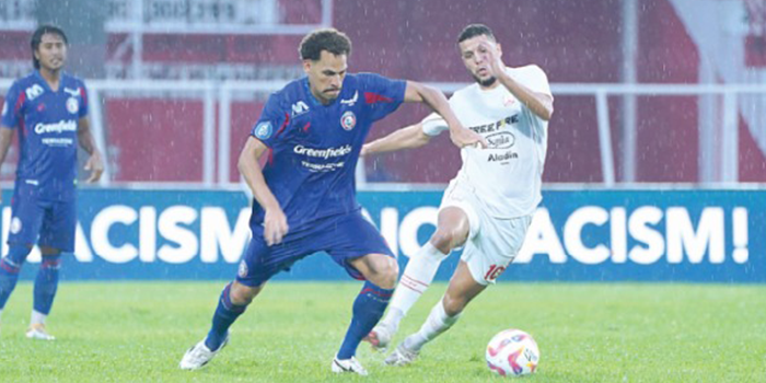 HARUS BANGKIT: Pablo Oliveira (kiri) berusaha menghadang penyerang Persis Solo Karim Rossi yang ingin merebut bola dalam laga BRI Liga 1 pekan ke-14, kemarin.