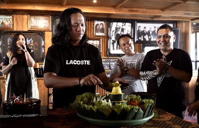 Sesi potong tumpeng oleh Gagah Eko Wibowo, Owner The Alana Hotel Malang pada perayaan ulang tahun Dewa 19 Sky Lounge