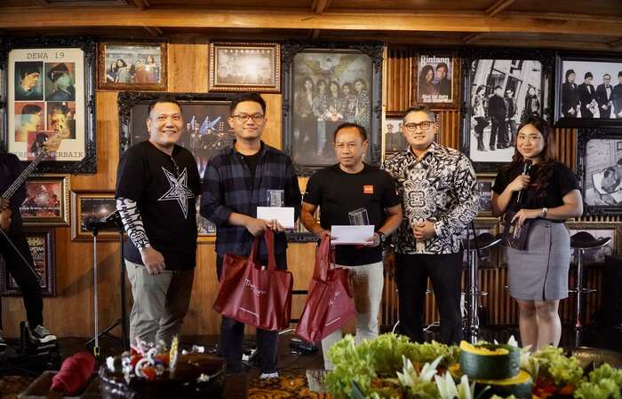 Sistho A. SRESHTHO, ST, CHA, General Manager (dua dari kanan) bersama pemenang grand prize dua top spender Dewa 19 Sky Lounge
