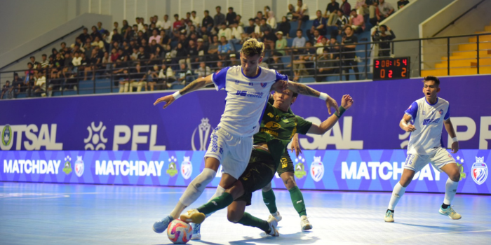 PETIK BANYAK PELAJARAN: Pemain Unggul FC Malang Andres Teran (kiri) dikawal ketat penggawa Bintang Timur Surabaya dalam laga Super Cup 2024, kemarin.