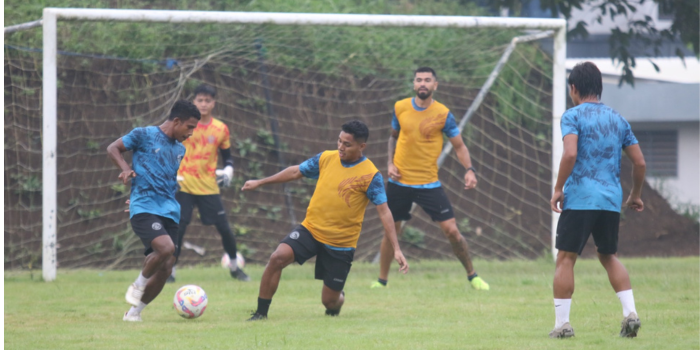 BANYAK PR: Salim Tuharea (tengah) berusaha merebut bola dari Flabio Soares dalam sesi latihan di Lapangan Universitas Brawijaya, kemarin.