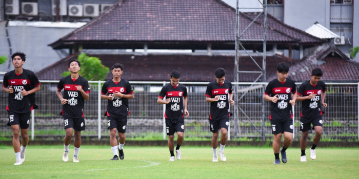 BIDIK START SEMPURNA: Para pemain NZR Sumbersari menjalani sesi latihan di Lapangan Gelora Samudra, Kuta, Bali, kemarin.