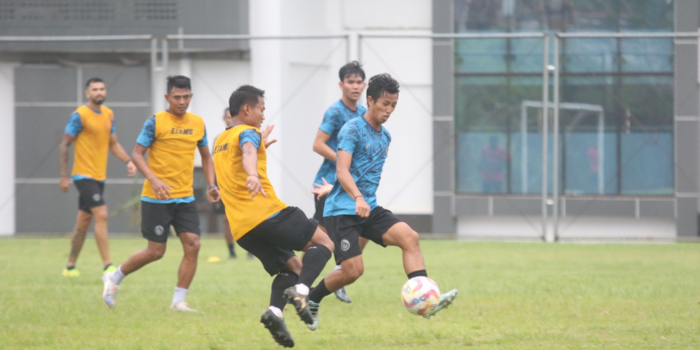 COMEBACK: Bayu Setiawan (kiri) berusaha menghadang Shulton Fajar dalam internal game di Lapangan Universitas Brawijaya, kemarin.