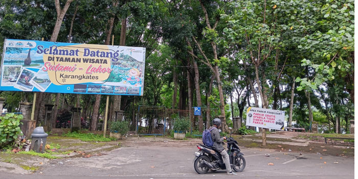 DESTINASI: Salah seorang wisatawan berhenti di depan pujasera sebelum memasuki Bendungan Lahor kemarin (13/12).