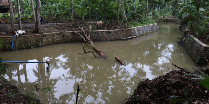 IMBAS LONGSOR: Hujan mengguyur sumber di Desa Tulungrejo, Kecamatan Domomulyo, kemaroin (13/12)