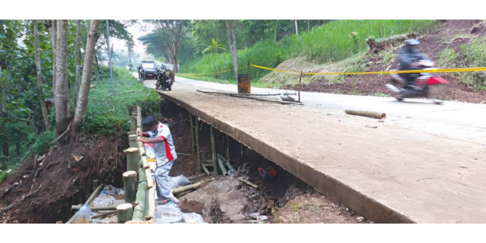 INSFRASTRUKTUR: Pekerja dari PBM Kabupaten Malang mempercepat pembangunan tanggul pasir di Gunung Geger, esa Sumberejo, Pagak, kemarin.