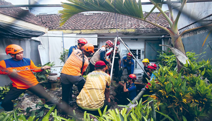 NAHAS: Proses evakuasi korban yang terperosok ke septic tank di Jalan Selorejo, Kecamatan lowokwaru memakan waktu beberapa  jam. petugas mendapati korban berada di dasar lubang.