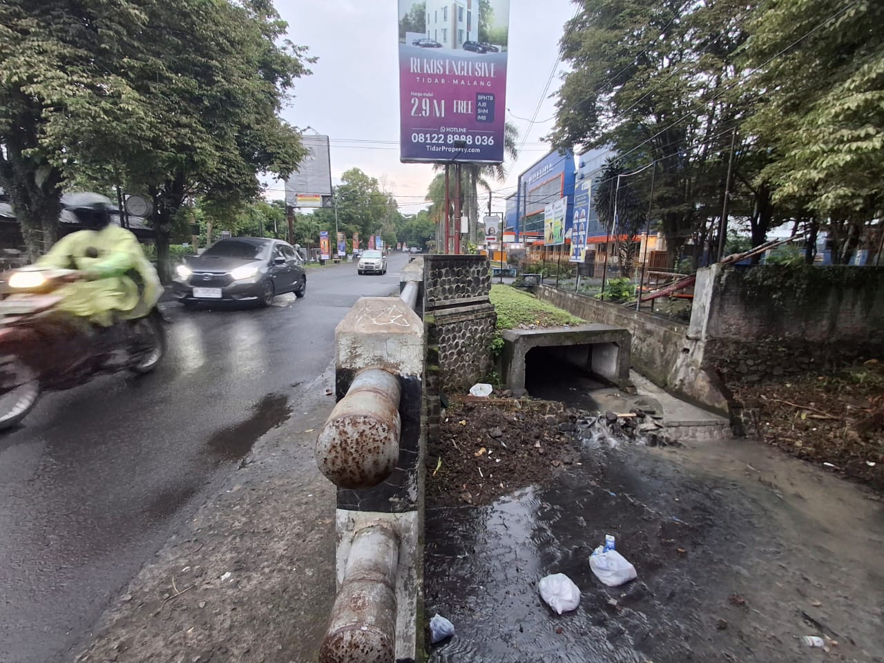 BELUM SELESAI: Drainase di Jalan Bondowoso, Kelurahan Gadingkasri, Kecamatan Klojen akan dibangun ulang oleh Pemkot Malang pada 2026 mendatang. NABILA AMELIA / RADAR MALANG