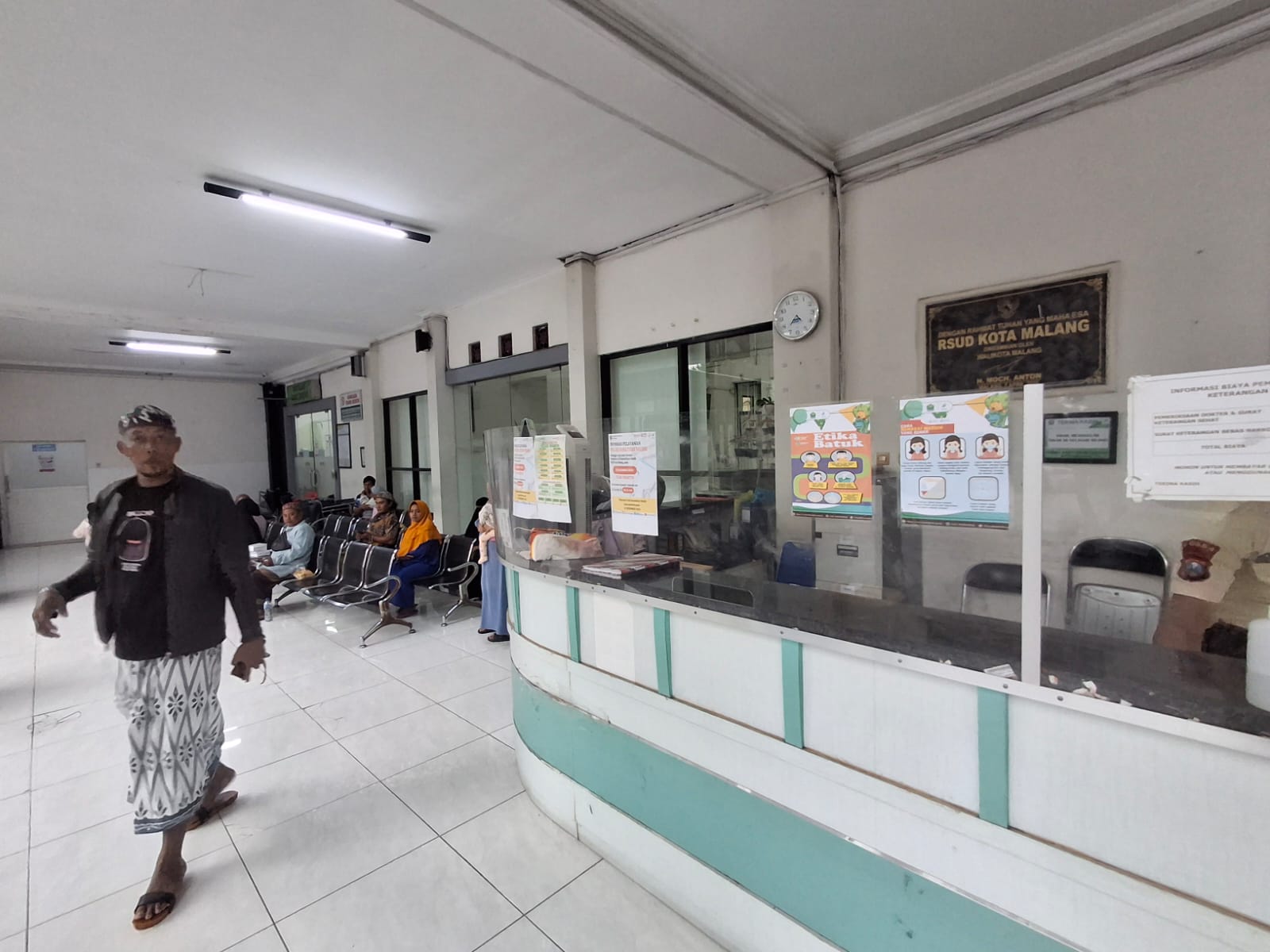 FASILITAS KESEHATAN: Sejumlah pasien mendatangi RSUD Kota Malang kemarin siang untuk berobat. NABILA AMELIA / RADAR MALANG