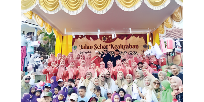 KOMPAK: Kemeriahan milad ke-13 keluarga besar KB-TK Al-Husna Malang bersama Dr Ir Wahyu Hidayat MM (tengah), Sabtu (14/12).