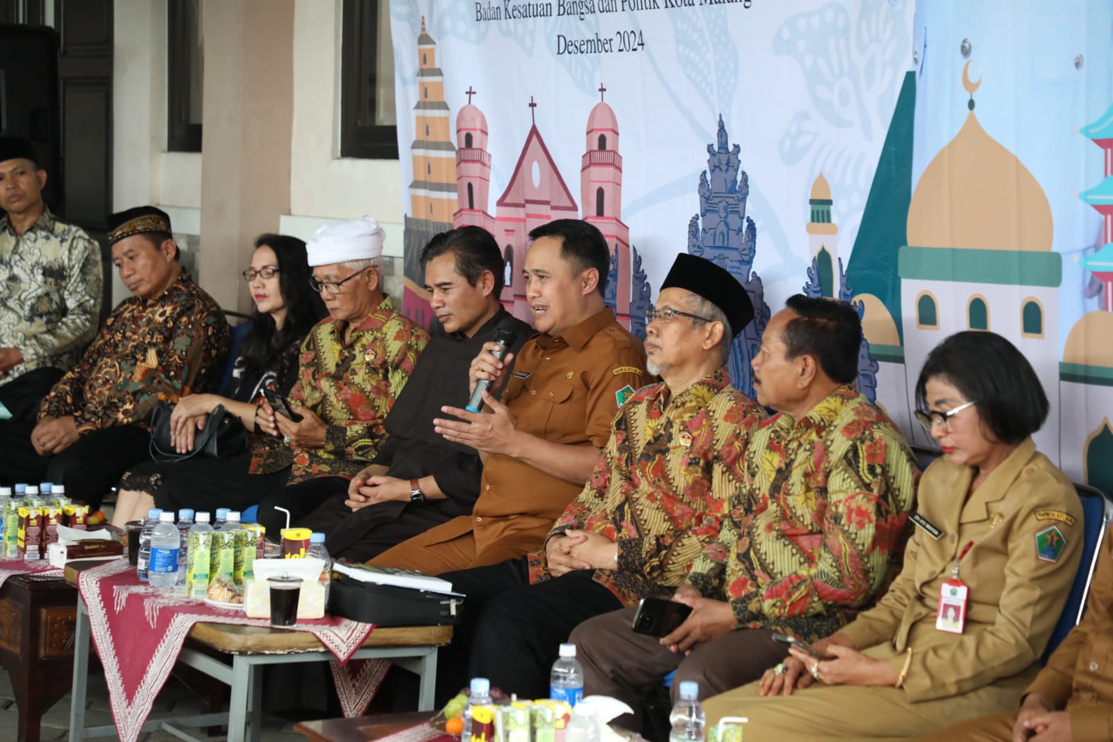 Pj Wali Kota Malang Iwan Kurniawan (tengah) menitipkan 11 program prioritas pada walikota terpilih 2024-2029