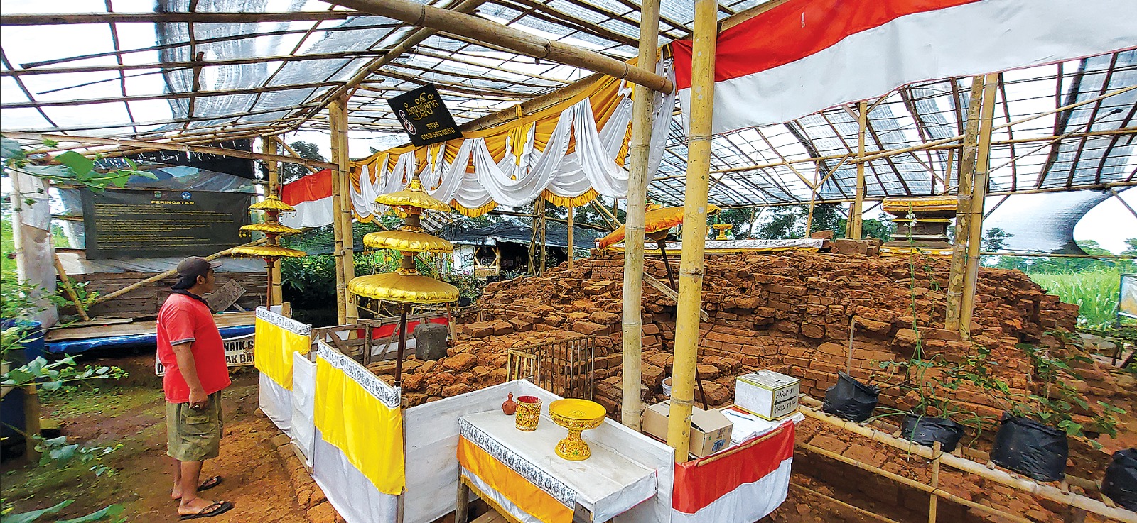 TERKENDALA LAHAN: Seorang warga mengamati bangunan Candi Srigading di Desa Srigading, Kecamatan Lawang, beberapa waktu lalu. Rencananya, BPK Wilayah XI Jawa Timur akan melakukan penggalian lagi.