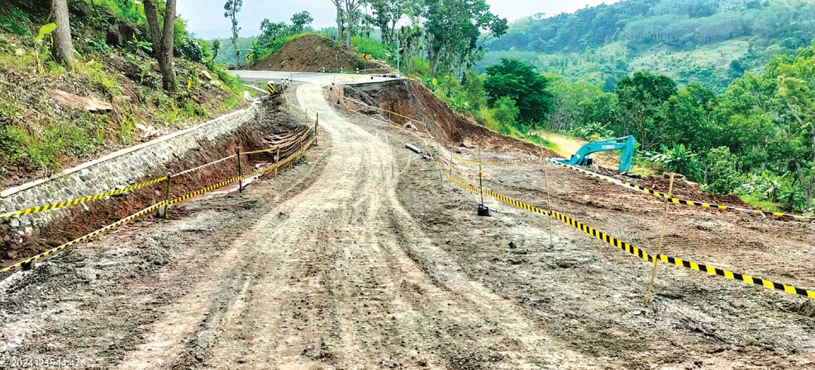 PRIORITAS AKSES MODANGAN:  ruas jalan di JLS kelok 9 sudah rampung kemarin (15/12). Saat ini hanya bisa dilintasi kendaraan roda dua.