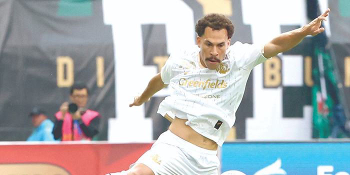 PUNYA KEUNTUNGAN: Pablo Oliveira mengontrol bola dalam laga melawan Persebaya Surabaya, 7 Desember lalu.