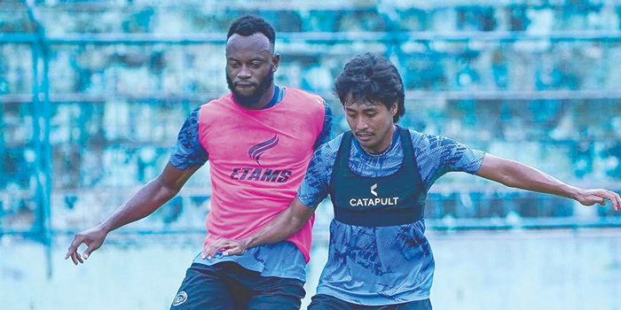 KESEMPATAN LANGKA: Bayu Aji (kanan) mengawal ketat Charles Lokolingoy dalam internal game di Stadion Gajayana, Sabtu lalu (14/12).