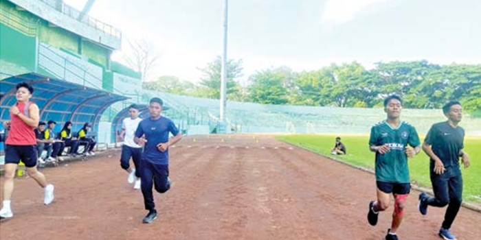 TAMBAH KEKUATAN: Atlet lari Kota Malang berlatih di Stadion Gajayana, Kota Malang, beberapa hari yang lalu.