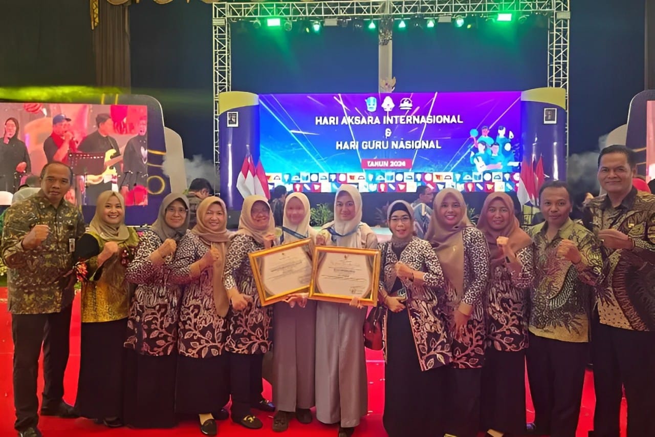 BERPRESTASI: Shafa Azmi Nadhira dan Nastiti Nicken Dyah Ayu Apsari menerima penghargaan dari Pj Gubernur Jatim pada Hari Guru Nasional