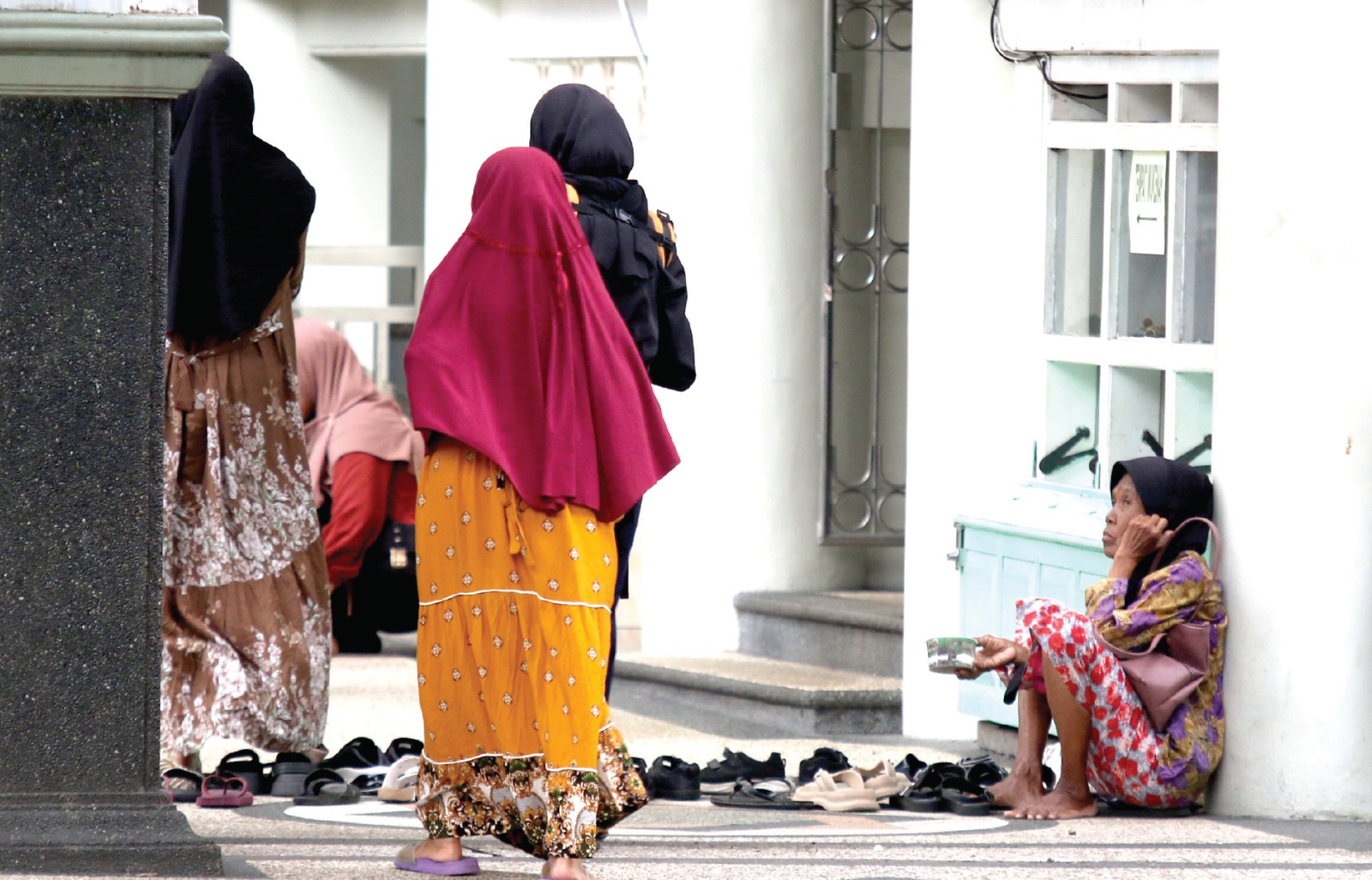 LOKASI JUJUKAN: Salah satu pengemis &rsquo;mangkal&rsquo; di Masjid Jami&rsquo; Kota Malang, kemarin. SATRIA CAHYONO / RADAR MALANG