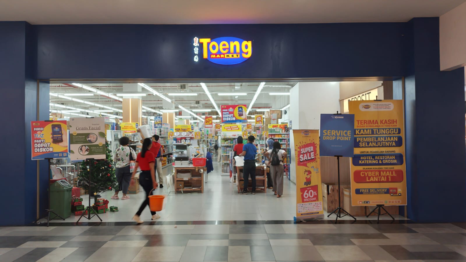 Sambut Natal 2024 dan Tahun Baru 2025, Toeng Market tawarkan diskon besar-besaran untuk pelanggan. MAHIJA NAZZAHRA/RADAR MALANG