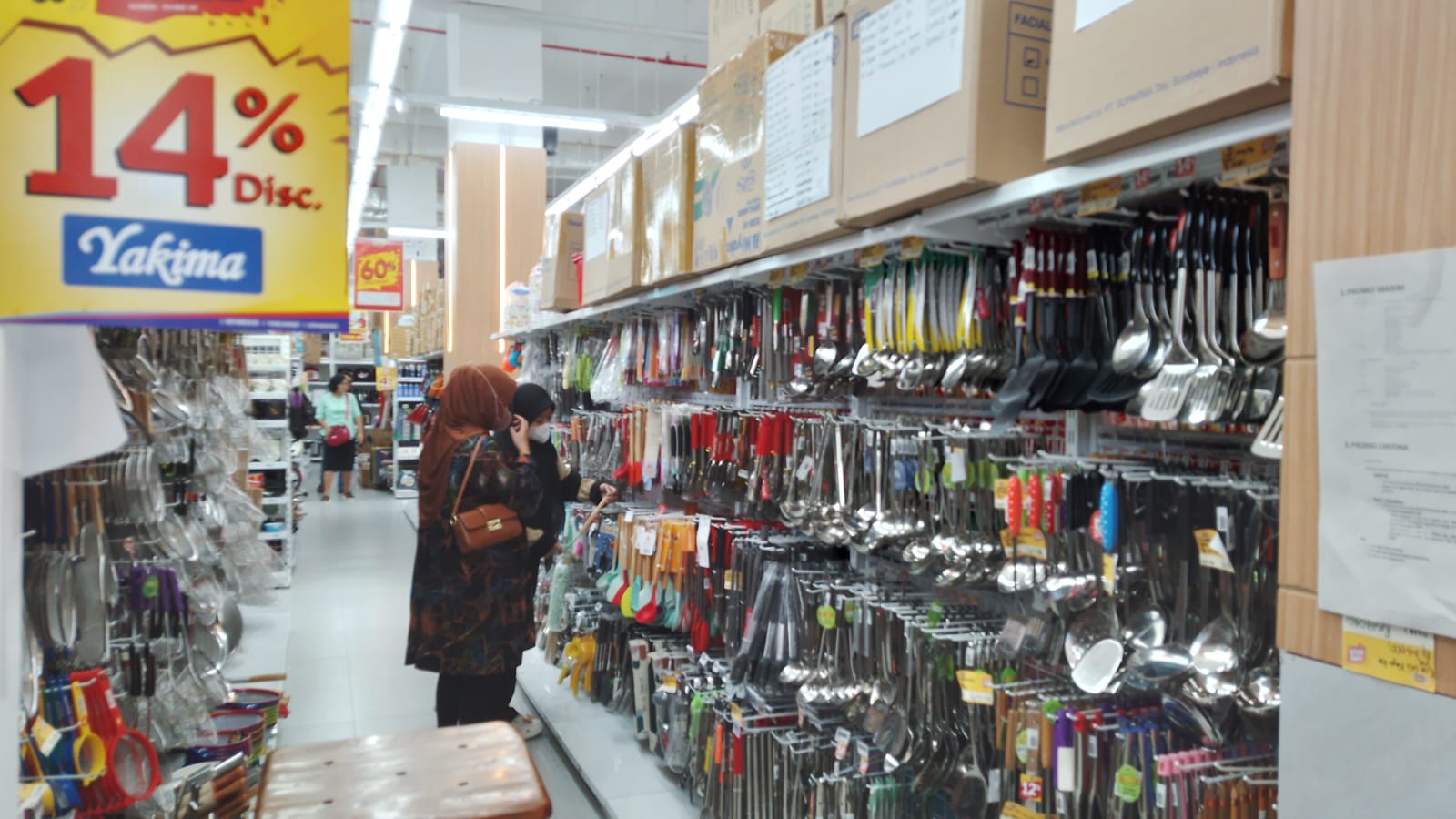 Berbagai kebutuhan rumah tangga lengkap, pelanggan bisa mendapatkan diskon hingga&nbsp;60&nbsp;persen. MAHIJA NAZZAHRA/RADAR MALANG
