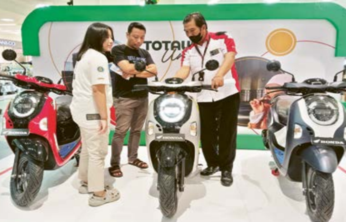 JADI INCARAN: Pengunjung Matos melihat secara langsung keunggulan New Honda Scoopy