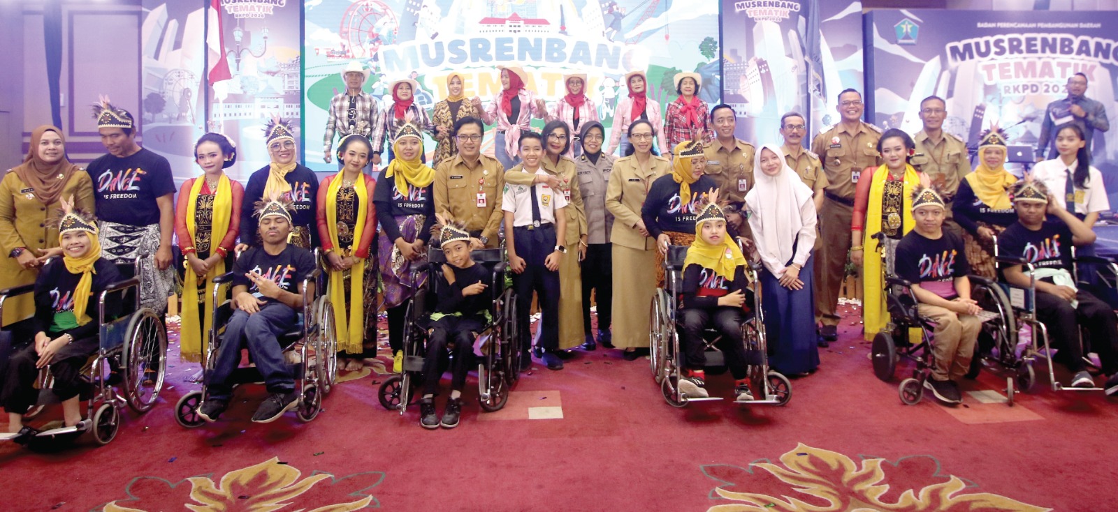 DIBAHAS LAGI 2025: Petugas dari Bappeda Kota Malang berfoto bersama perwakilan lansia, perempuan, dan penyandang disabilitas, kemarin (16/12). SATRIA CAHYONO / RADAR MALANG