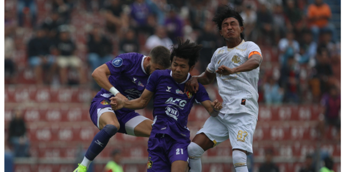 BATAL BANGKIT: Johan Ahmat Farizi (kanan) berebut bola dengan penggawa Persik Kediri Riyatno Abiyoso dan Majed Osman di laga kemarin sore (16/12).