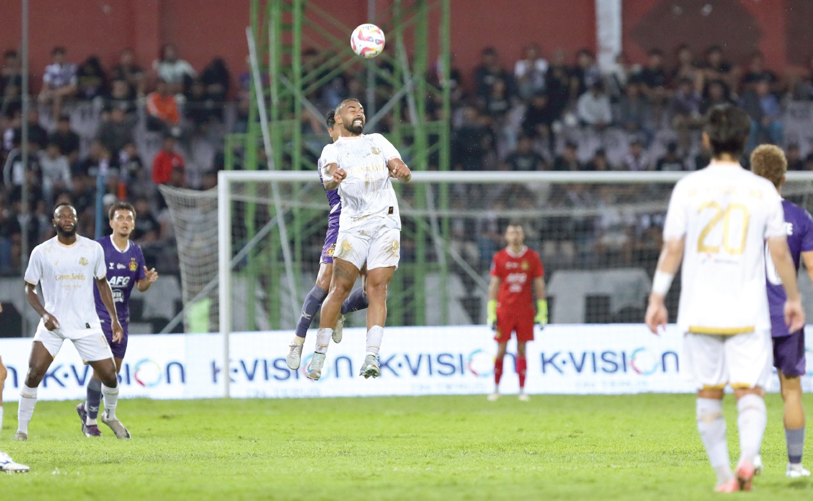 INGIN BANGKIT: Dalberto Luan Belo (tengah) melakukan duel udara dengan gelandang Persik Andi Eko Jayanto dalam laga BRI Liga 1 pekan ke-15, kemarin.