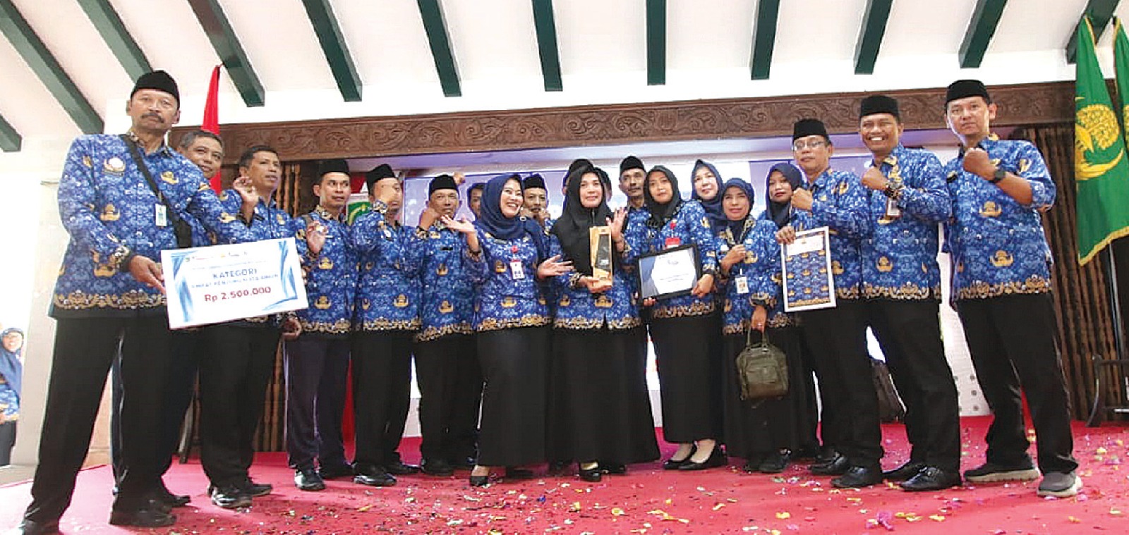 CERIAH: Pegawai yang meraih penghargaan di ajang Korpri Award 2023 menunjukkan pialanya di Pendapa Agung Kabupaten Malang. Pendaftaran Korpri Award tahun ini sudah ditutup kemarin (16/12).