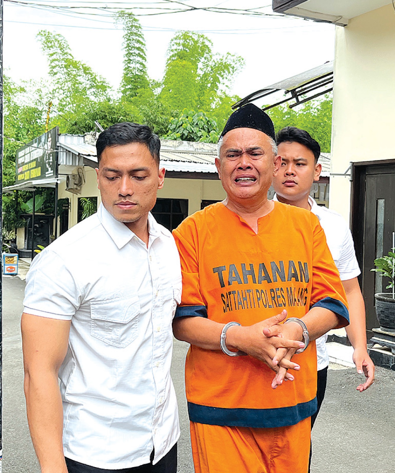 KASUS PENIPUAN: Tersangka Mu&rsquo;asan dipamerkan di hadapan wartawan di halaman Mapolres Malang, kepanjen kemarin (16/12).