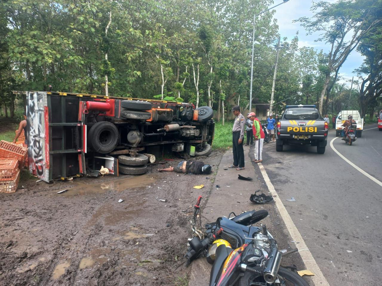 MENINGGAL DI LOKASI: Polisi mengatur arus lali lintas di lokasi kecelakaan, Jalan Raya Dusun Ngembul, Kecamatan Kalipare, kemarin (17/12).
