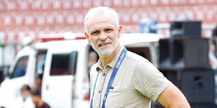 REUNI: Joel Cornelli memberikan instruksi kepada pemain Arema FC dalam laga di Stadion Brawijaya, Kediri, kemarin.