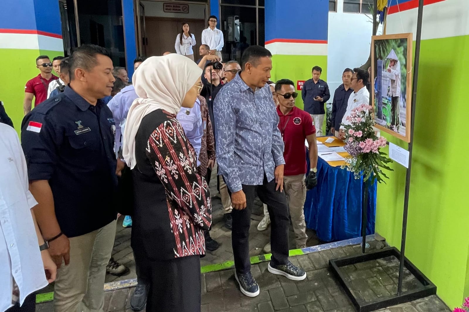 Dirut Perumda Air Minum Tugu Tirta Priyo Sudibyo (kiri), Ketua DPRD Amithya Ratnanggani Sirraduhita (berjilbab) dan Walikota Malang terpilih 2024-2029 Wahyu Hidayat melihat karya lomba foto.