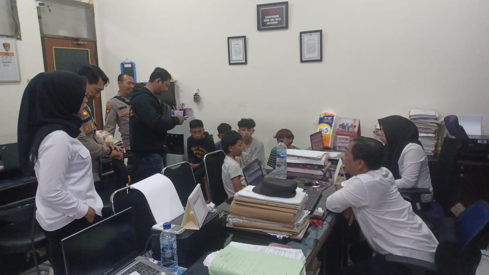 BAKAL DIBINA: Lima anak yang melakukan pencurian di Jalan Mergan Veteran, Kelurahan Tanjungrejo, Sukun, sempat diperiksa di Polresta Malang Kota, Senin lalu (16/12). POLRESTA MALANG KOTA FOR RADAR MAL