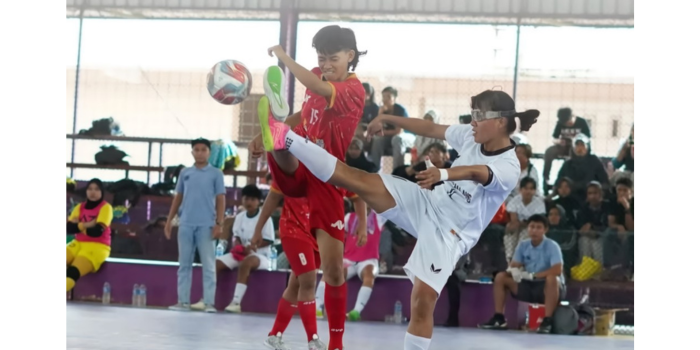 JUARA: Pemain tim futsal putri Kota Malang (kanan) berebut bola dengan pemain Kabupaten Blitar dalam laga final Kejurprov Futsal Jawa imur, Minggu lalu (15/12).