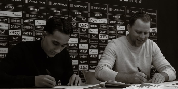 Tanda Tangan Kontrak Milliano Jonathans ke FC Utrecht (Foto: Instagram @Millianojonathans_)
