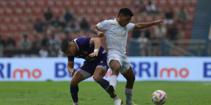 SIAPKAN ANTISIPASI: Salim Tuharea (kanan) berhasil memenangkan perebutan bola melawan striker Persik Kediri Ramiro Fergonzi dalam laga pekan ke-15 lalu.