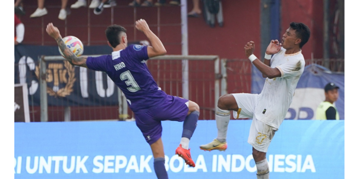 PROBLEM BARU: Dedik Setiawan (kanan) kehilangan bola dalam laga melawan Persik Kediri di Stadion Brawijaya, Senin lalu (16/12)