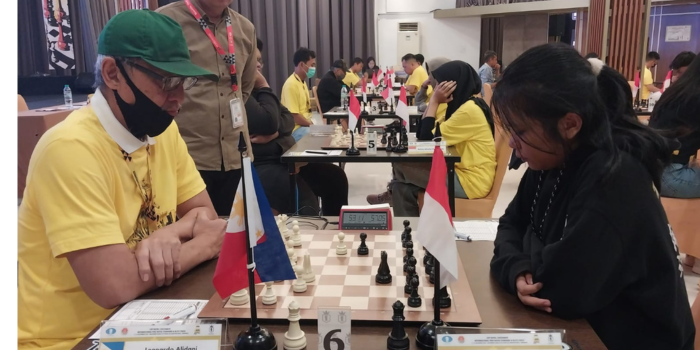 POTENSIAL: Retta Nathania Handoko (kanan) melawan pecatur asal Filipina Leonardo Alidani dalam turnamen FIDE Rated International Standard and Blitz Chess 2024 di Surabaya, 15 Desember lalu.