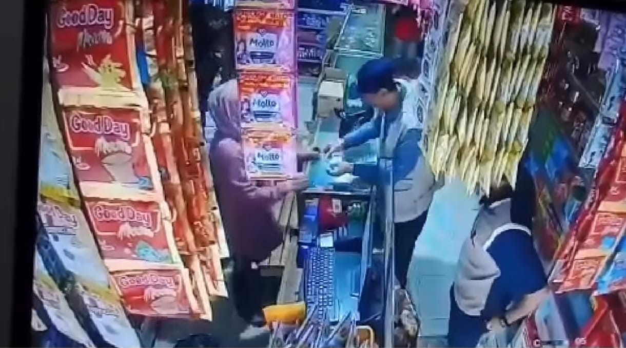 MODUS: Aksi hipnotis atau dikenal juga gendam kembali terjadi di sebuah toko sembako pada Selasa (17/12) di Sumbersekar, Lawang, Kabupaten Malang. Toko alami kerugian Rp 5 juta.