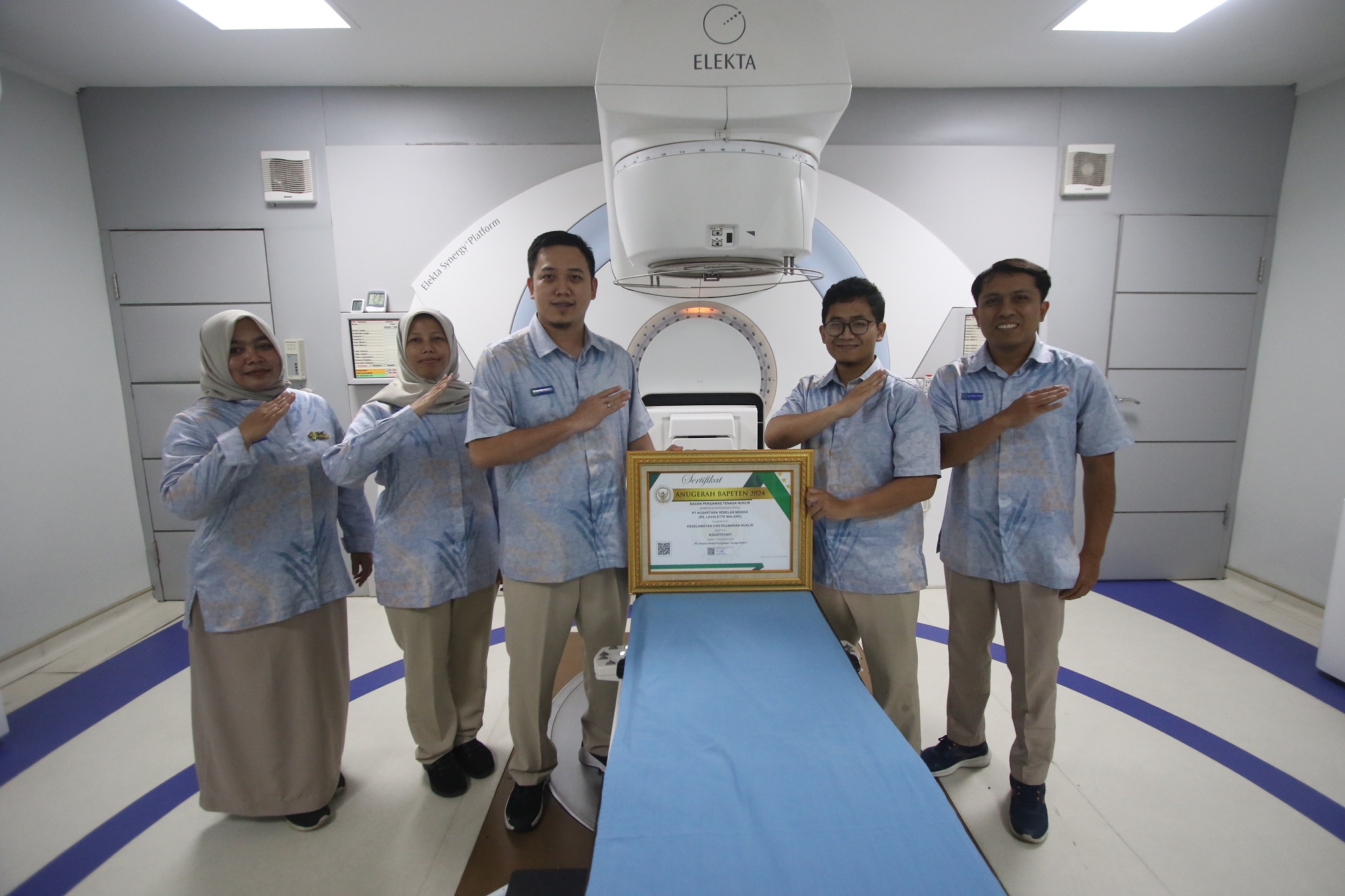 PRESTASI: Dari kiri, Humas IHC RS Lavalette Rika Umi Palupi, Asisstant Manager Medical Operation Denin Fersita, Direktur IHC RS Lavalette drg Indra Gunawan MKes QHIA, Kepala Unit Radioterapi Alfian.
