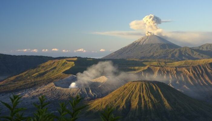 KEINDAHAN ALAM: Pesona Gunung Bromo disaat fajar, siap sambut ribuan wisatawan selama libur Natal dan Tahun Baru. Pastikan tiket anda sudah dipesan online untuk pengalaman liburan yang nyaman.