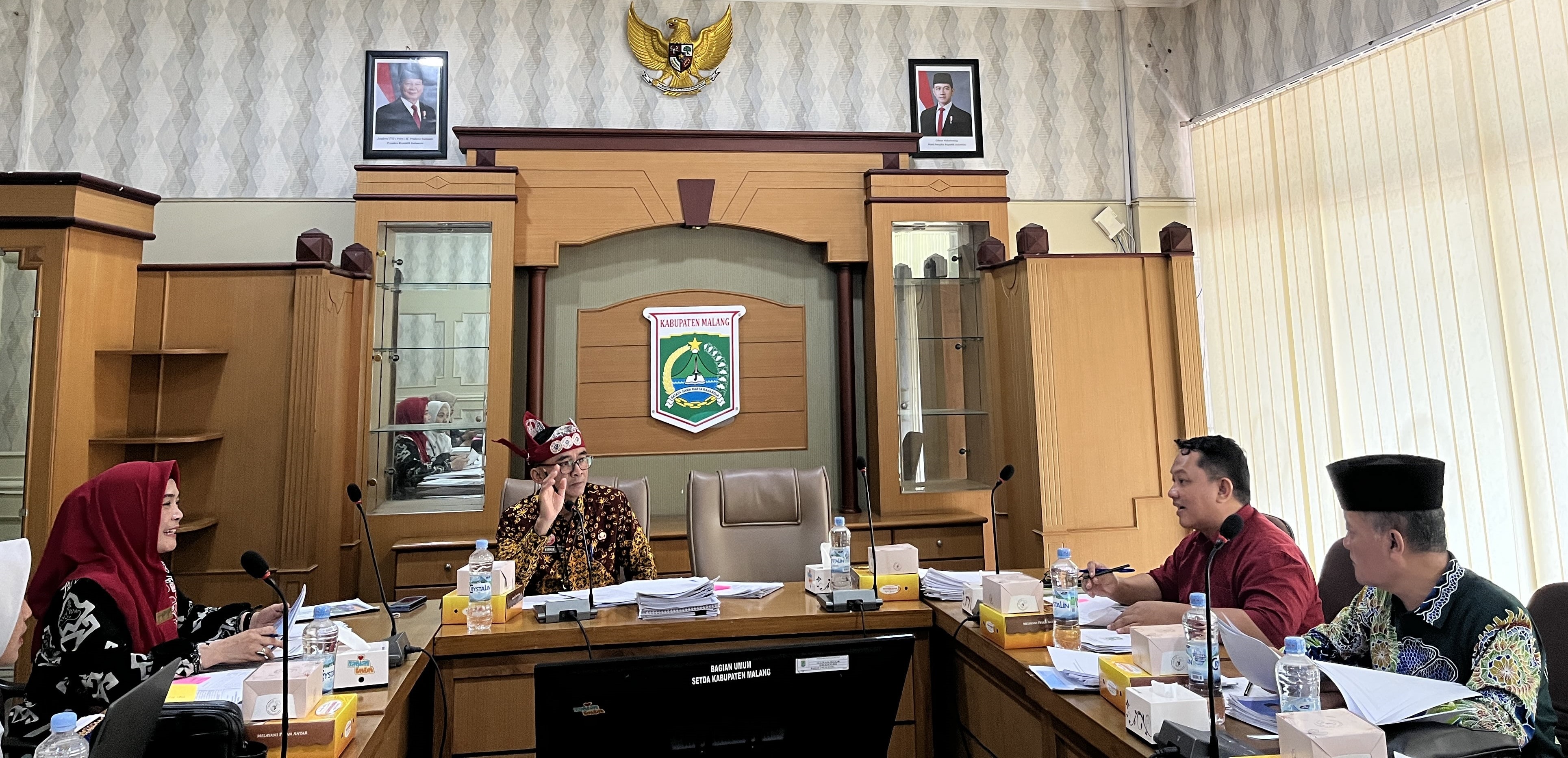 SELEKSI: Empat juri melakukan penilaian di ruang anusapati area Pendapa Agung Kabupaten Malang kemarin (19/12).