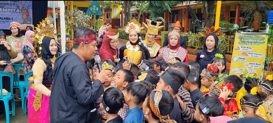 KOMUNIKATIF : Kepala Disdikbud Kota Malang Suwarjana SE MM (kiri) berinteraksi dengan siswa SDN Kotalama 1 saat gelar karya P5, Selasa (17/12).
