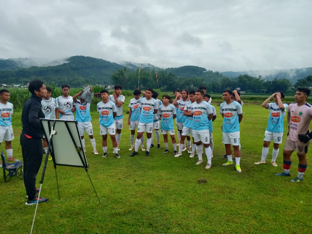 WASPADAI LAWAN: Arif Suyono (kiri) memberikan instruksi kepada para pemain Persikoba Kota Batu dalam sesi latihan di lapangan area Pujon, beberapa waktu lalu. PERSIKOBA KOTA BATU FOR RADAR MALANG