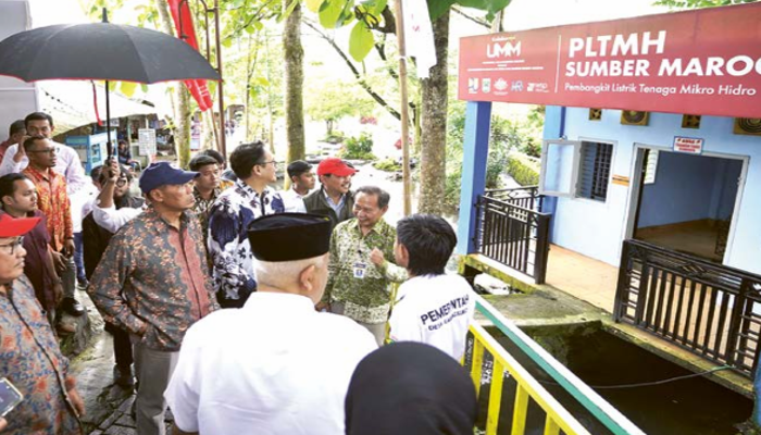 TINJAU LANGSUNG: Wakil Menteri  Diktisaintek Prof Fauzan bersama  Bupati Malang dan Rektor UMM  mengunjungi PLTMH Sumber Maron  garapan UMM kemarin.