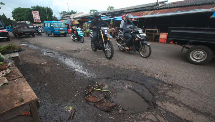 SERING RUSAK: Jalan di Pasar Induk  Gadang menjadi salah satu titik yang  mendapat perhatian pada tahun depan. Kapasitas di ruas jalan itu akan  ditingkatkan.